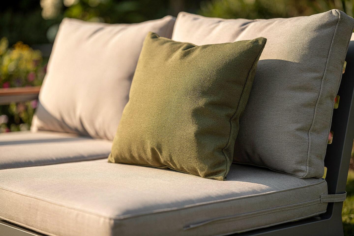 Kissen und Polsterauflagen für Gartenmöbel – Akzente und Sitzkomfort von Designer Gartenmöbel