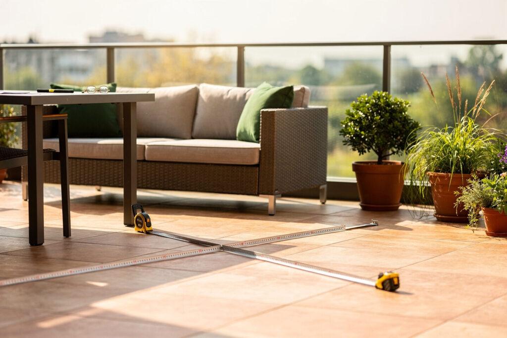 Designer Gartenmöbel: Den Platzbedarf auf Terrasse und Balkon korrekt planen